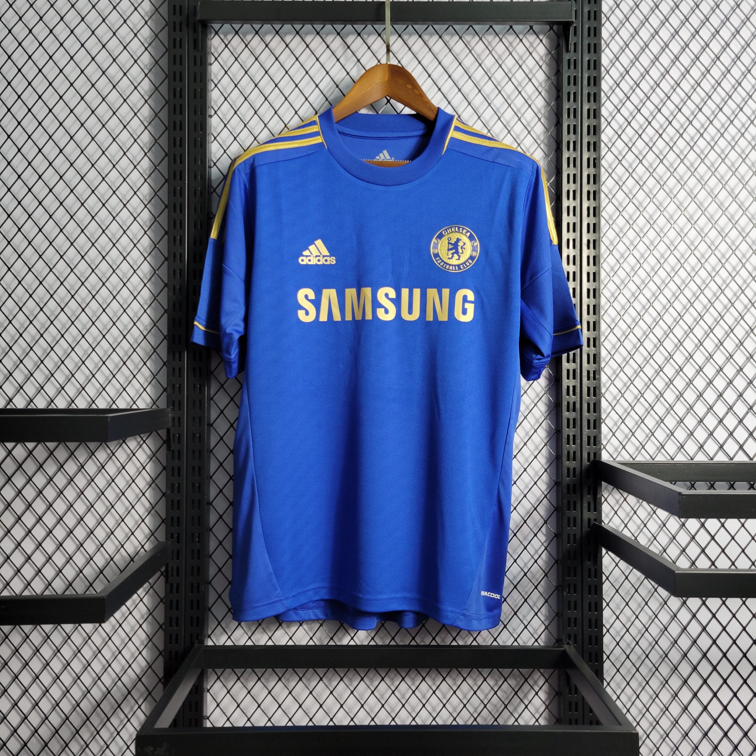 Nostalgia on the Pitch: Why Retro Football Shirts Are the Ultimate Streetwear Icons